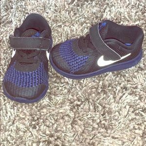 Toddlers Nike’s strap on.